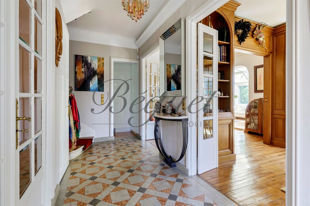 A vendre chez Beguet Associés : ST CLOUD 92210 MAISON 175 m² / 210 m² 4 CHAMBRES JARDIN GARAGE