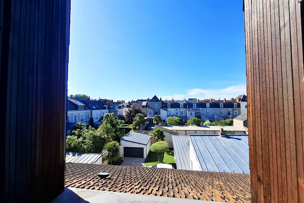 A vendre chez Beguet Associés : INDRE- ET- LOIRE TOURS  37000 CENTRE VILLE 365m² 11 PIECES 2 PARKINGS
