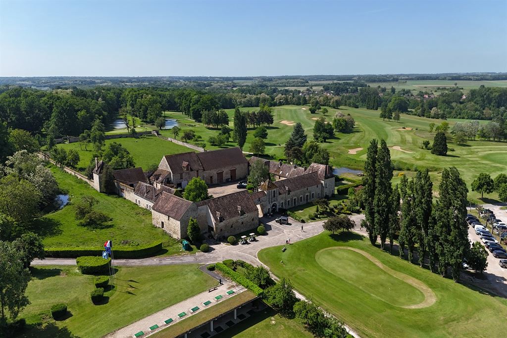 A vendre chez Beguet Associés : SEINE ET MARNE 77 PROPRIETE GOLF 18 TROUS MAISONS RESTAURANT GITES BOIS 100 Ha