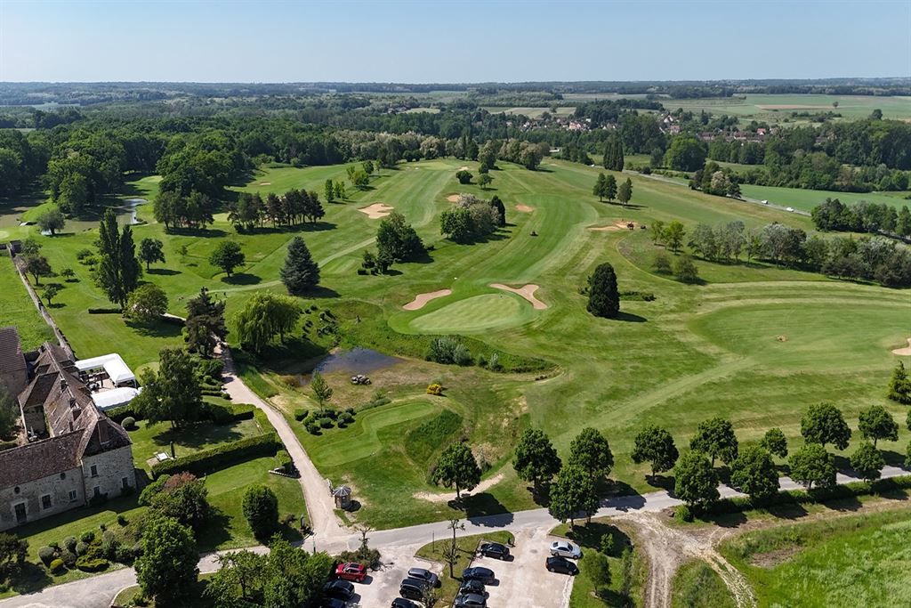 A vendre chez Beguet Associés : SEINE ET MARNE 77 PROPRIETE GOLF 18 TROUS MAISONS RESTAURANT GITES BOIS 100 Ha