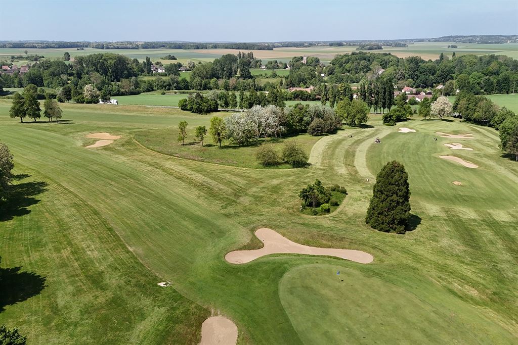 A vendre chez Beguet Associés : SEINE ET MARNE 77 PROPRIETE GOLF 18 TROUS MAISONS RESTAURANT GITES BOIS 100 Ha