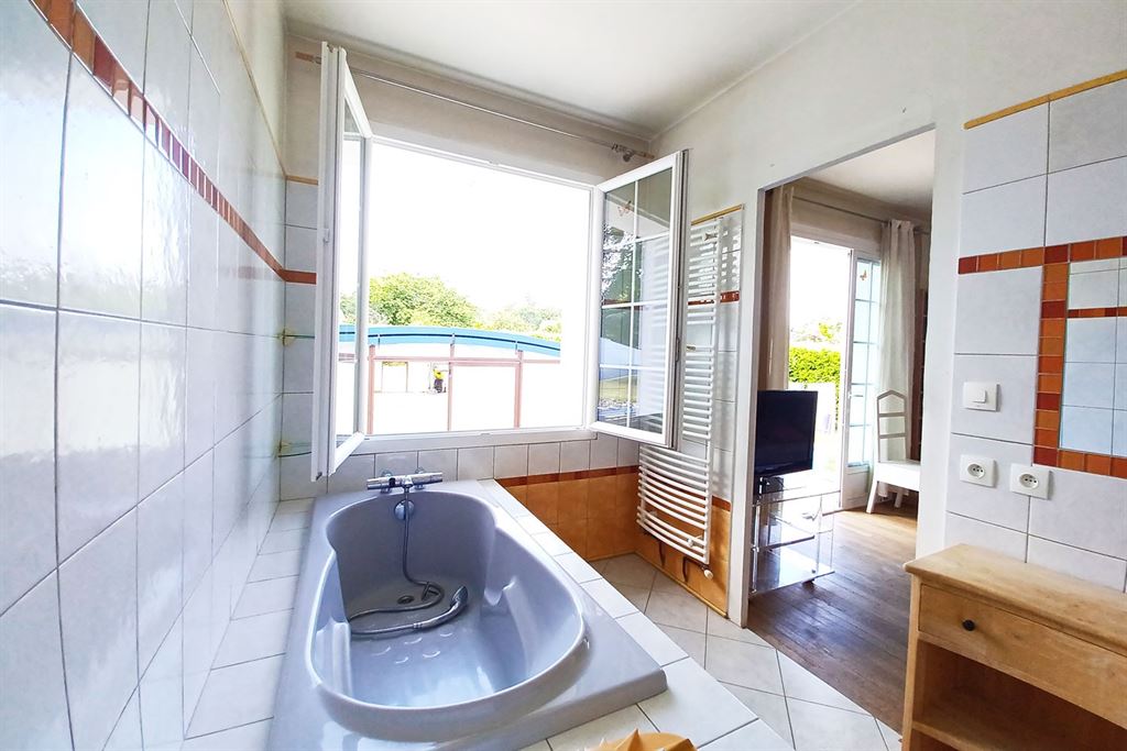 A vendre chez Beguet Associés : Amboise - 37400 - Maison - 182 m² - 4/5 Chambres - Jardin 2000 m² - Piscine