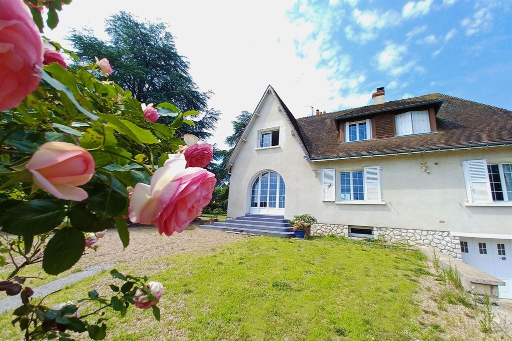 A vendre chez Beguet Associés : Amboise - 37400 - Maison - 182 m² - 4/5 Chambres - Jardin 2000 m² - Piscine