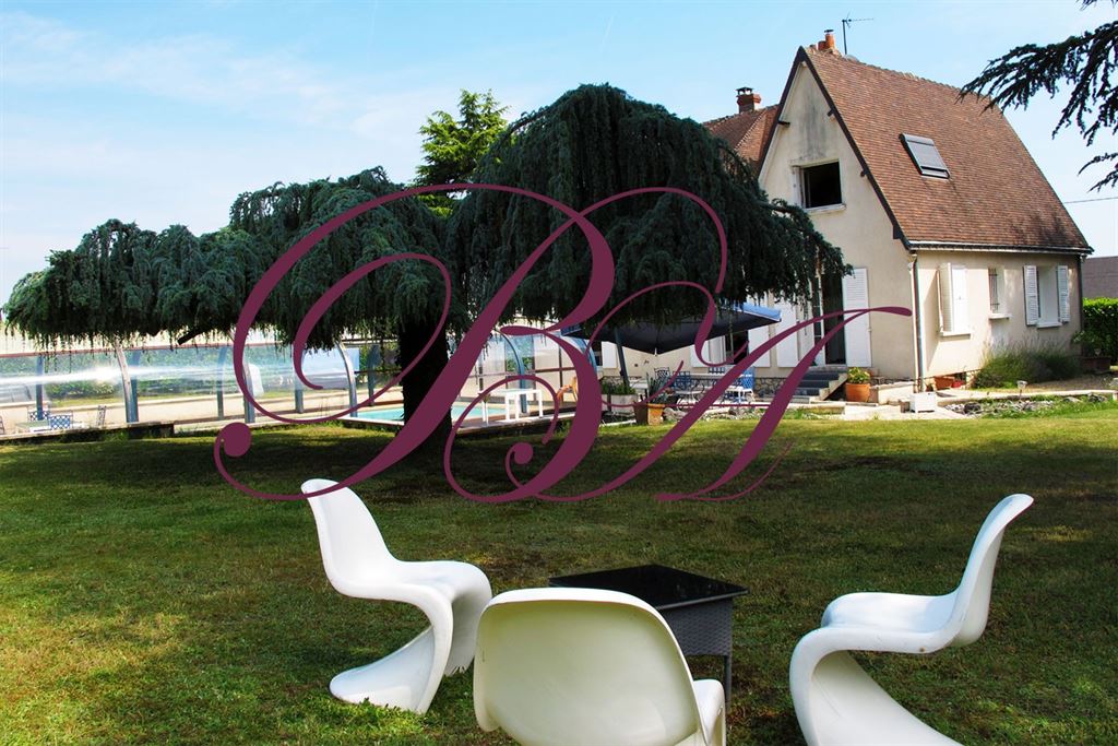 A vendre chez Beguet Associés : Amboise - 37400 - Maison - 182 m² - 4/5 Chambres - Jardin 2000 m² - Piscine