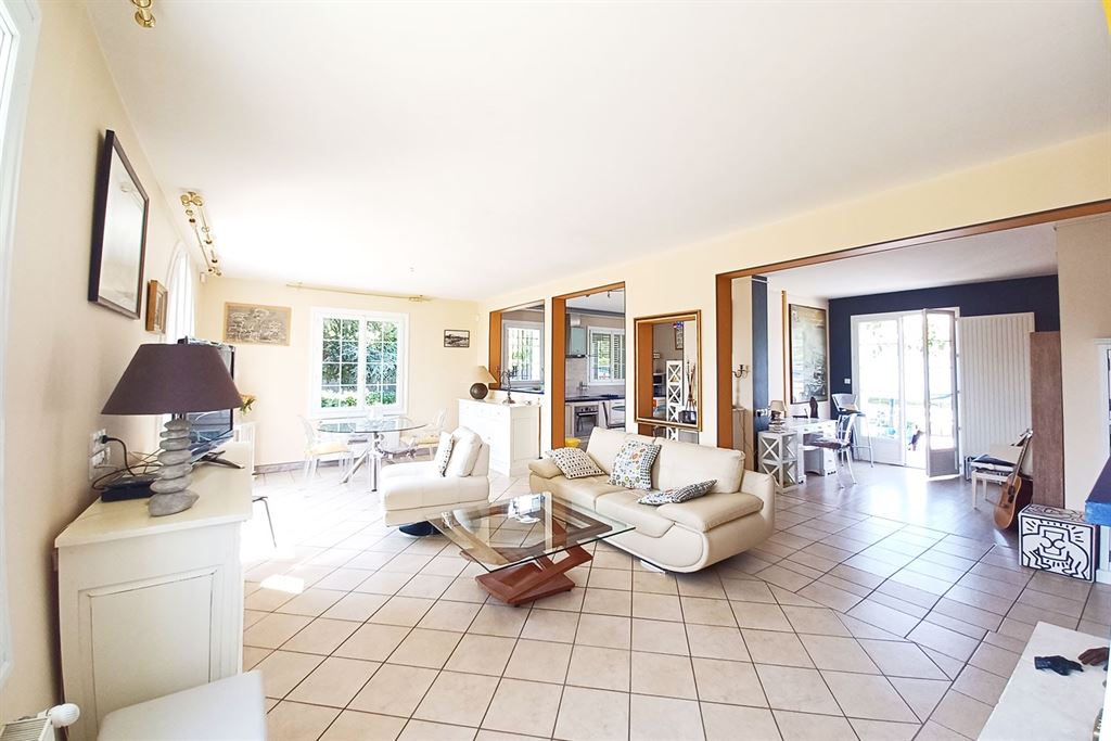 A vendre chez Beguet Associés : Amboise - 37400 - Maison - 182 m² - 4/5 Chambres - Jardin 2000 m² - Piscine
