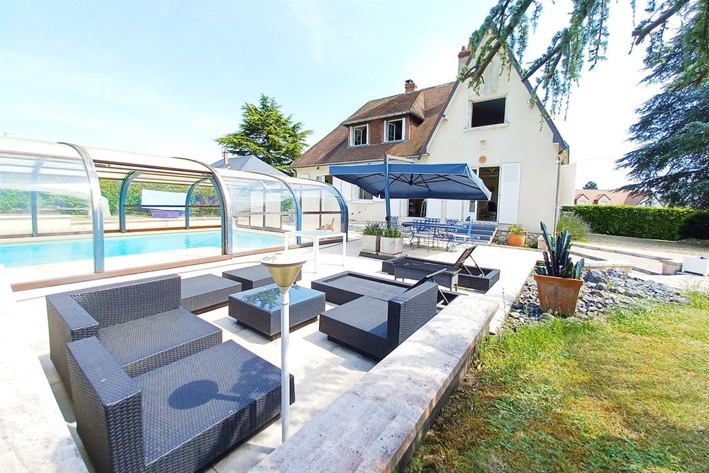 A vendre chez Beguet Associés : Amboise - 37400 - Maison - 182 m² - 4/5 Chambres - Jardin 2000 m² - Piscine