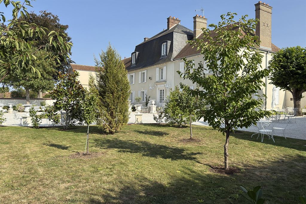 A vendre chez Beguet Associés : EURE-ET-LOIR - ANET 28260 MAISON DE MAITRE 400 M 7 CHAMBRES  PARC 1300 M GARAGE