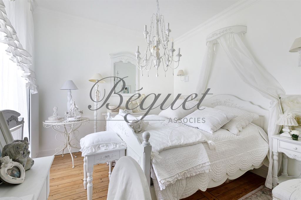 A vendre chez Beguet Associés : EURE-ET-LOIR - ANET 28260 MAISON DE MAITRE 400 M 7 CHAMBRES  PARC 1300 M GARAGE