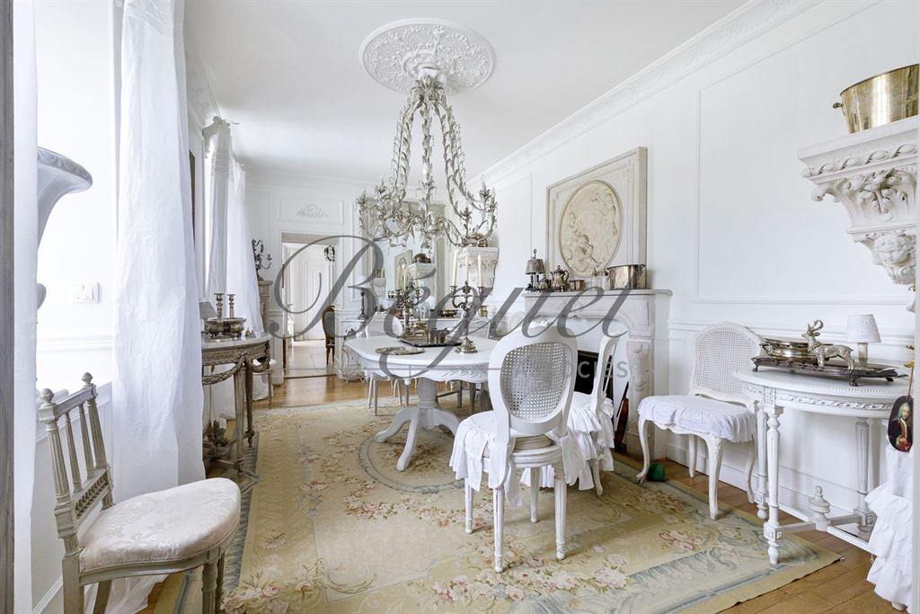A vendre chez Beguet Associés : EURE-ET-LOIR - ANET 28260 MAISON DE MAITRE 400 M 7 CHAMBRES  PARC 1300 M GARAGE