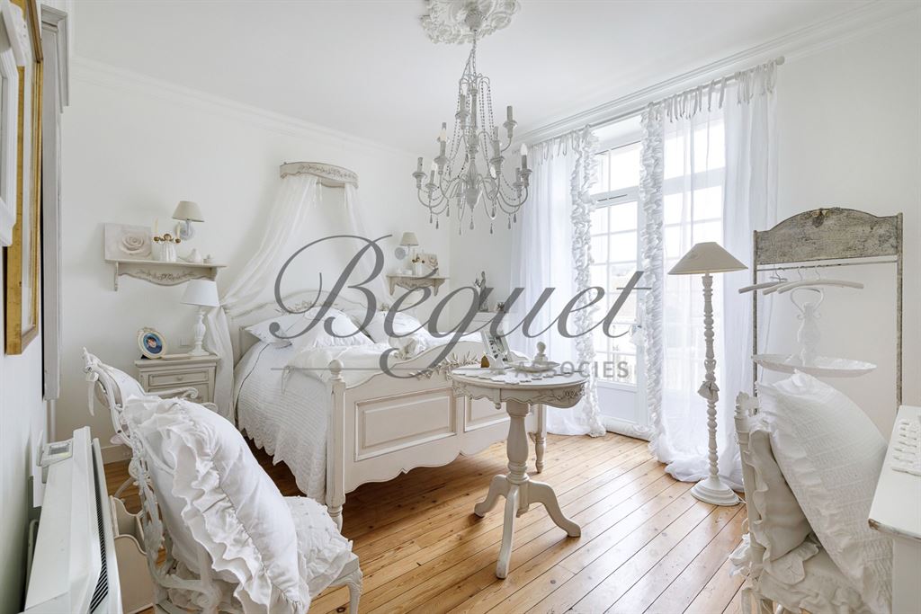 A vendre chez Beguet Associés : EURE-ET-LOIR - ANET 28260 MAISON DE MAITRE 400 M 7 CHAMBRES  PARC 1300 M GARAGE