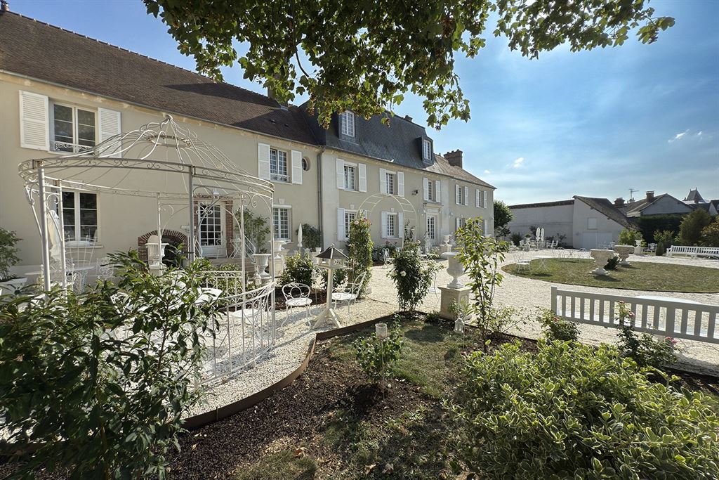 A vendre chez Beguet Associés : EURE-ET-LOIR - ANET 28260 MAISON DE MAITRE 400 M 7 CHAMBRES  PARC 1300 M GARAGE