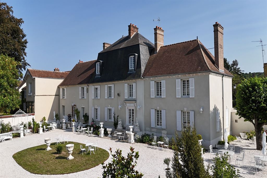 A vendre chez Beguet Associés : EURE-ET-LOIR - ANET 28260 MAISON DE MAITRE 400 M 7 CHAMBRES  PARC 1300 M GARAGE