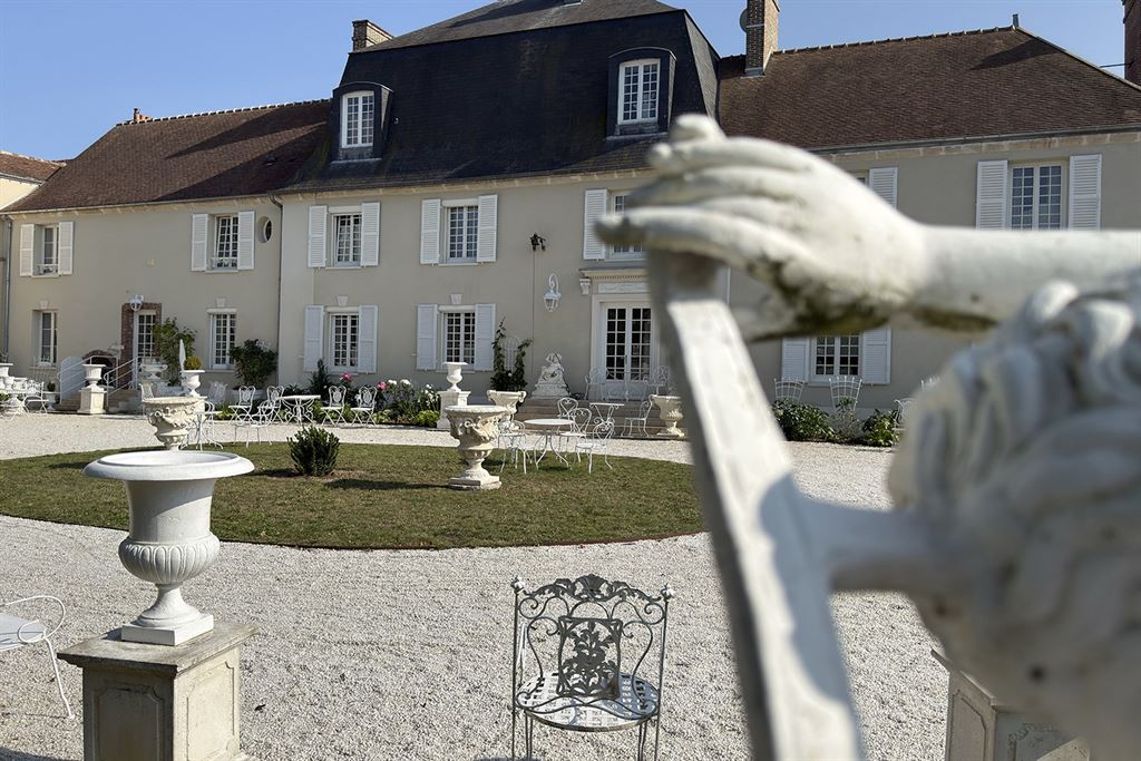 A vendre chez Beguet Associés : EURE-ET-LOIR - ANET 28260 MAISON DE MAITRE 400 M 7 CHAMBRES  PARC 1300 M GARAGE
