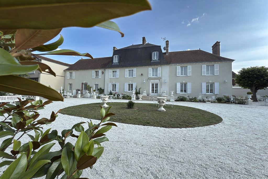 A vendre chez Beguet Associés : EURE-ET-LOIR - ANET 28260 MAISON DE MAITRE 400 M 7 CHAMBRES  PARC 1300 M GARAGE