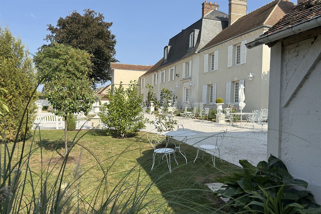 A vendre chez Beguet Associés : EURE-ET-LOIR - ANET 28260 MAISON DE MAITRE 400 M 7 CHAMBRES  PARC 1300 M GARAGE