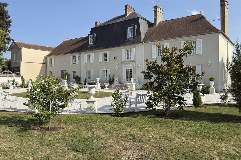 A vendre chez Beguet Associés : EURE-ET-LOIR - ANET 28260 MAISON DE MAITRE 400 M 7 CHAMBRES  PARC 1300 M GARAGE