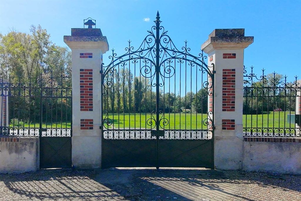 A vendre chez Beguet Associés : Vernou sur Brenne, 37210, Maison 340 m², Maison de gardien et 2 gites 160 m², 8 chambres, piscine, p