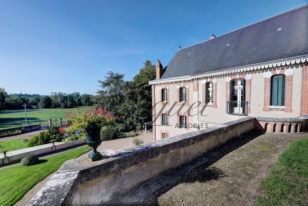 A vendre chez Beguet Associés : Vernou sur Brenne, 37210, Maison 340 m², Maison de gardien et 2 gites 160 m², 8 chambres, piscine, p