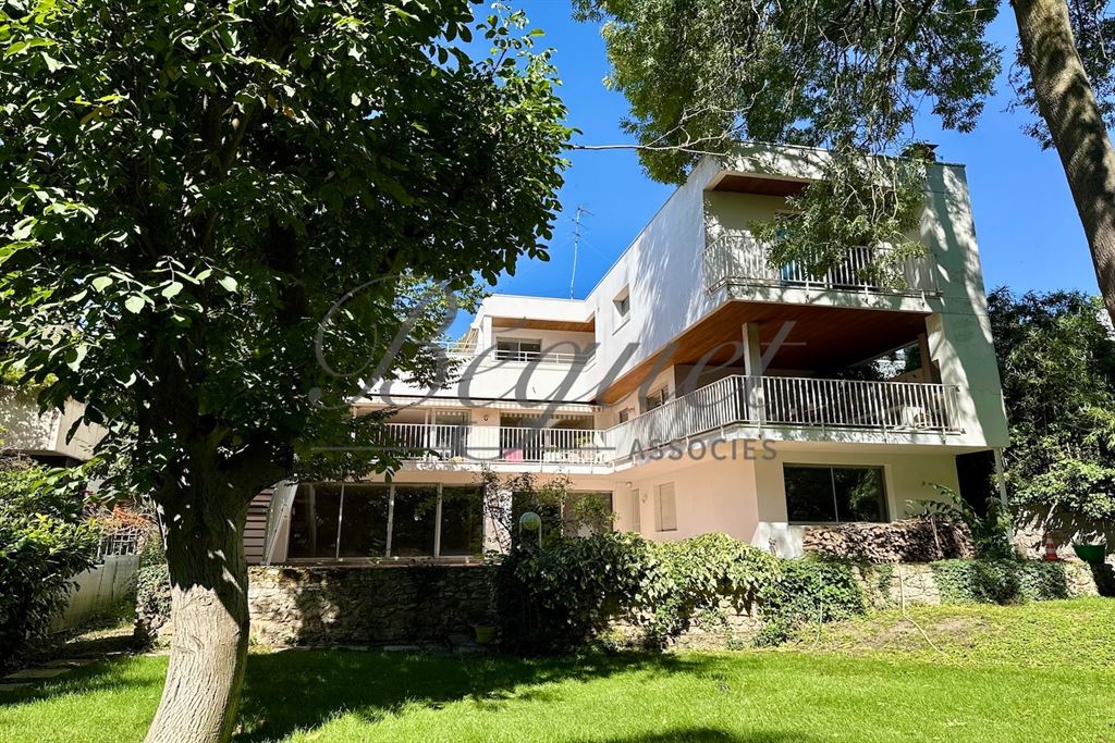 A vendre chez Beguet Associés : SCEAUX 92330 - PARC DE SCEAUX - MAISON - 522 m² - 6/7 CHAMBRES - JARDIN - TERRASSES