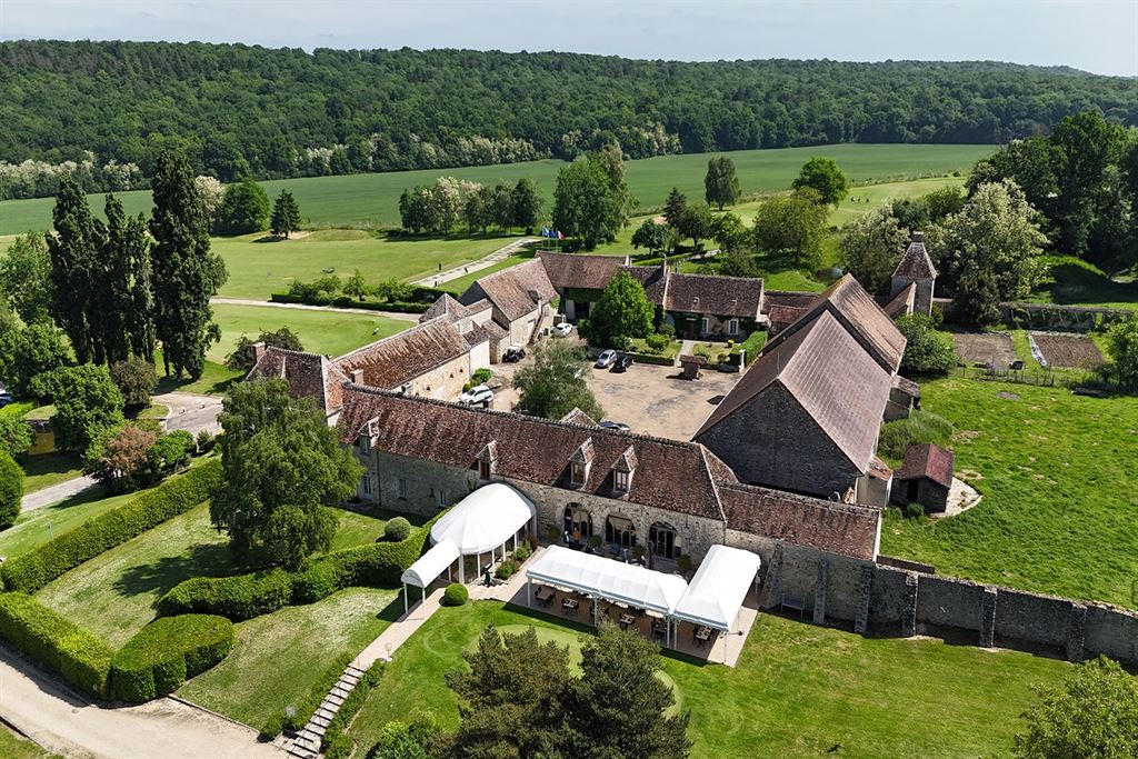 A vendre chez Beguet Associés : SEINE ET MARNE (77) - PROPRIETE - GOLF 18 TROUS MAISONS RESTAURANT GITES - 57 Ha