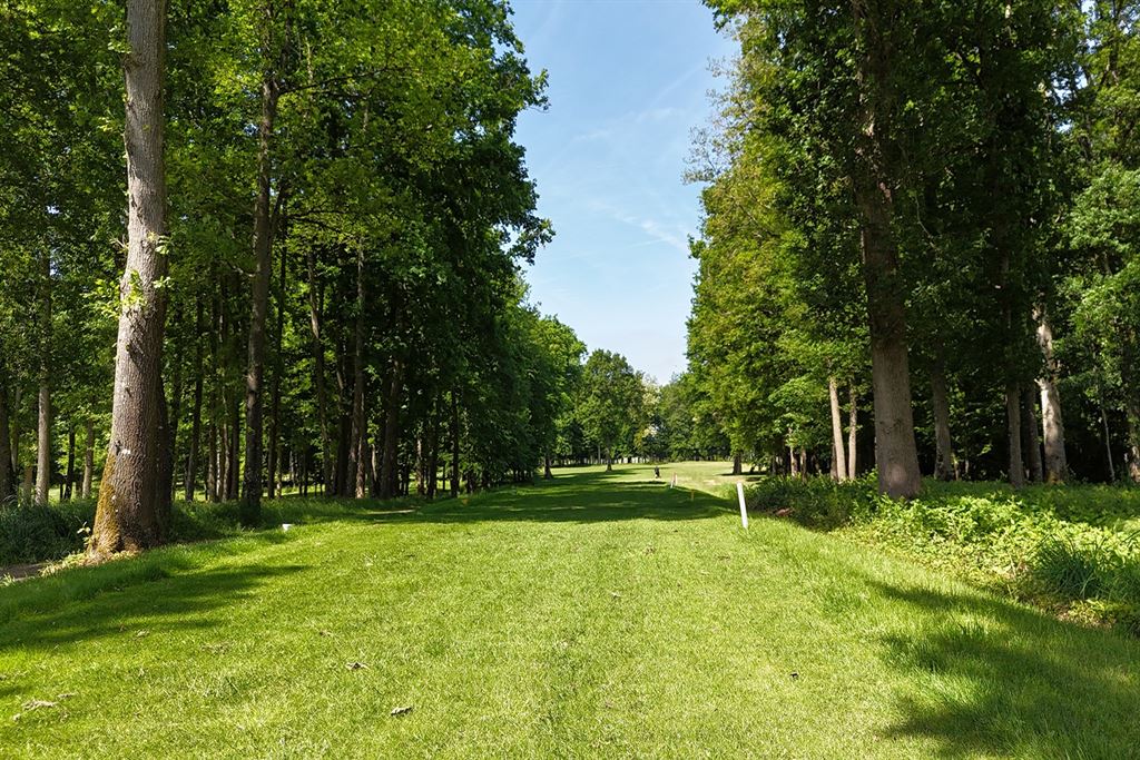 A vendre chez Beguet Associés : SEINE ET MARNE (77) - PROPRIETE - GOLF 18 TROUS MAISONS RESTAURANT GITES - 57 Ha