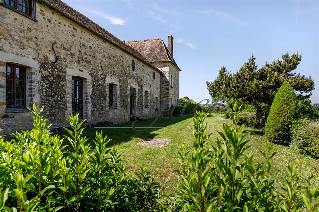 A vendre chez Beguet Associés : SEINE ET MARNE (77) - PROPRIETE - GOLF 18 TROUS MAISONS RESTAURANT GITES - 57 Ha