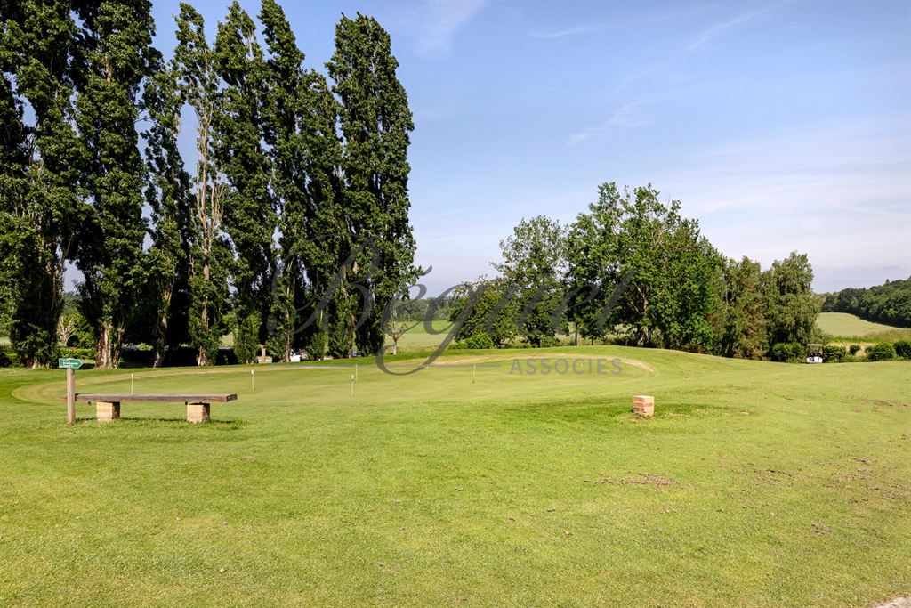 A vendre chez Beguet Associés : SEINE ET MARNE (77) - PROPRIETE - GOLF 18 TROUS MAISONS RESTAURANT GITES - 57 Ha
