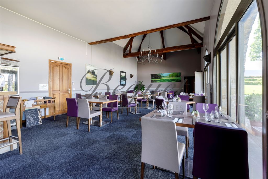 A vendre chez Beguet Associés : SEINE ET MARNE (77) - PROPRIETE - GOLF 18 TROUS MAISONS RESTAURANT GITES - 57 Ha