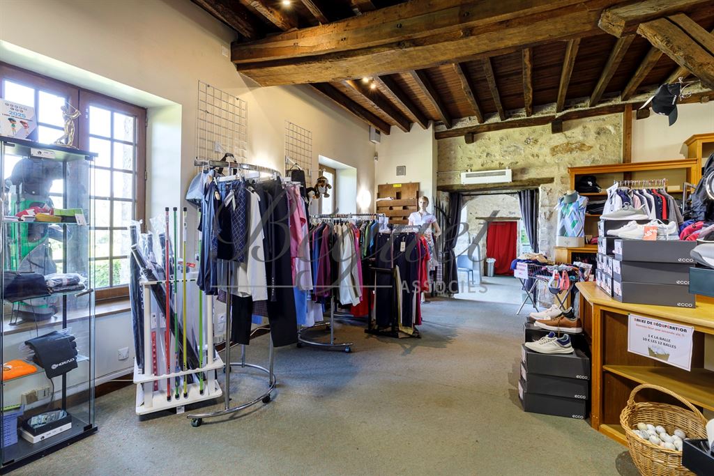 A vendre chez Beguet Associés : SEINE ET MARNE (77) - PROPRIETE - GOLF 18 TROUS MAISONS RESTAURANT GITES - 57 Ha