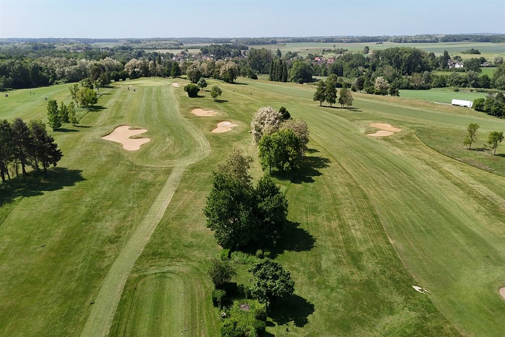 A vendre chez Beguet Associés : SEINE ET MARNE (77) - PROPRIETE - GOLF 18 TROUS MAISONS RESTAURANT GITES - 57 Ha