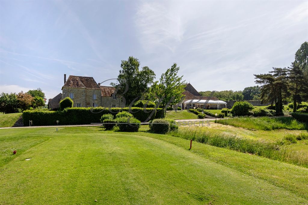 A vendre chez Beguet Associés : SEINE ET MARNE (77) - PROPRIETE - GOLF 18 TROUS MAISONS RESTAURANT GITES - 57 Ha