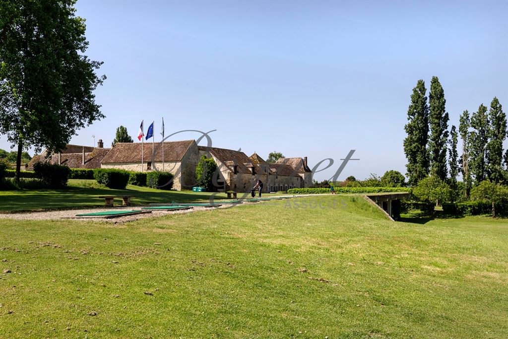 A vendre chez Beguet Associés : SEINE ET MARNE (77) - PROPRIETE - GOLF 18 TROUS MAISONS RESTAURANT GITES - 57 Ha