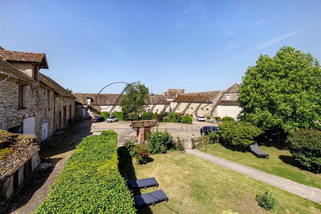 A vendre chez Beguet Associés : SEINE ET MARNE (77) - PROPRIETE - GOLF 18 TROUS MAISONS RESTAURANT GITES - 57 Ha