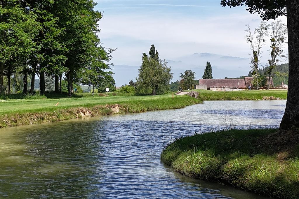 A vendre chez Beguet Associés : SEINE ET MARNE (77) - PROPRIETE - GOLF 18 TROUS MAISONS RESTAURANT GITES - 57 Ha