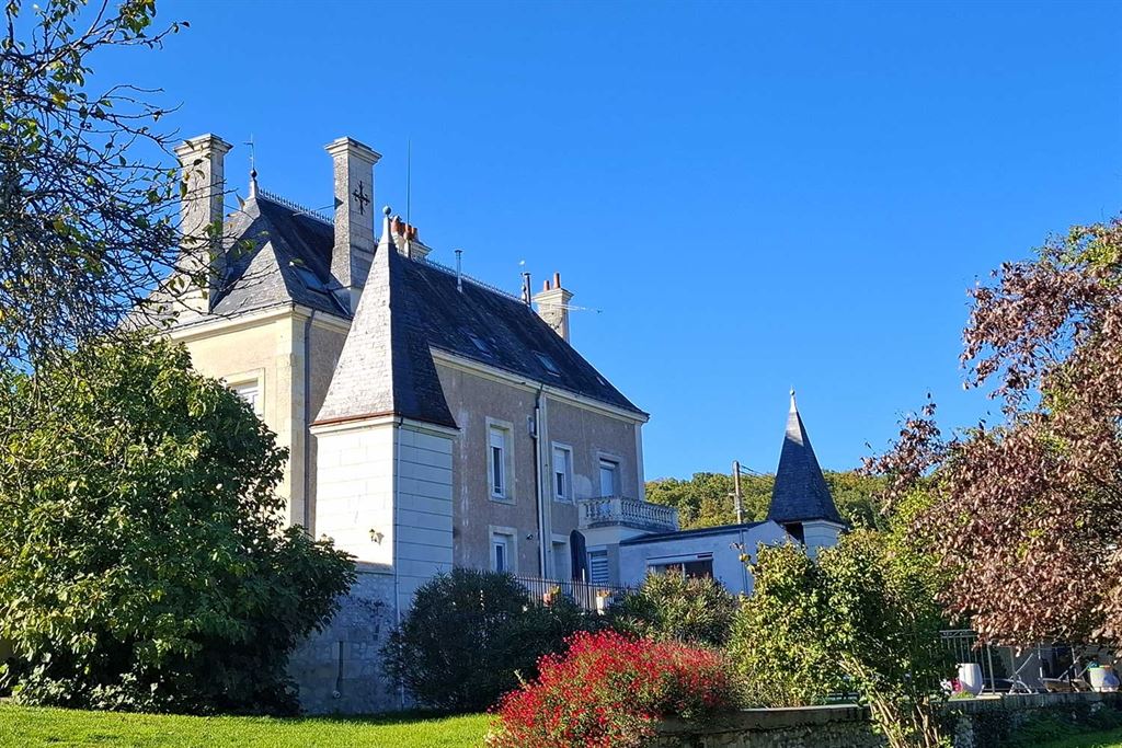 A vendre chez Beguet Associés : Cravant-les-Côteaux - 37500 - Maison - 325 m² - 7 chambres - 2 gites - Piscine - parc 7000 m²