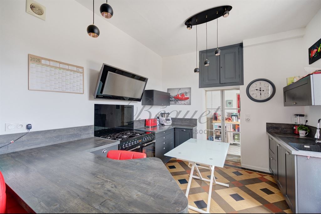 A vendre chez Beguet Associés : Cravant-les-Côteaux - 37500 - Maison - 325 m² - 7 chambres - 2 gites - Piscine - parc 7000 m²