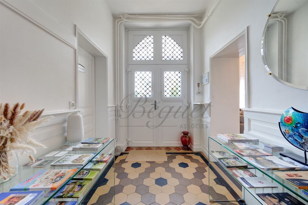 A vendre chez Beguet Associés : Cravant-les-Côteaux - 37500 - Maison - 325 m² - 7 chambres - 2 gites - Piscine - parc 7000 m²