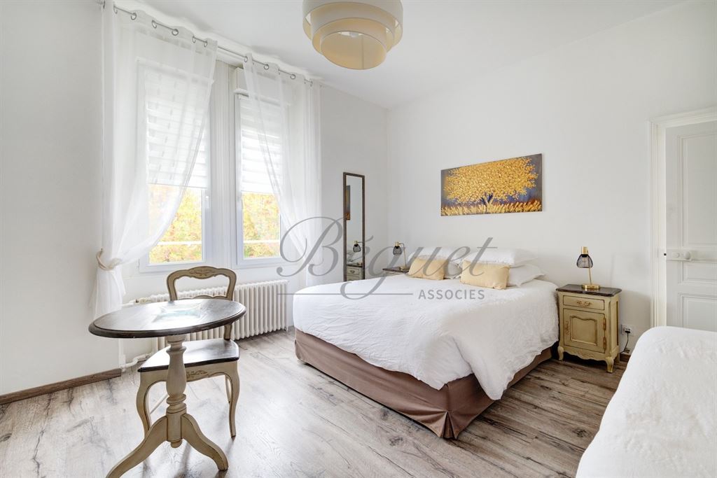 A vendre chez Beguet Associés : Cravant-les-Côteaux - 37500 - Maison - 325 m² - 7 chambres - 2 gites - Piscine - parc 7000 m²