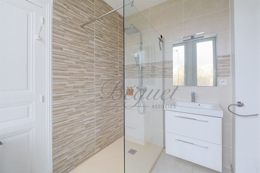 A vendre chez Beguet Associés : Cravant-les-Côteaux - 37500 - Maison - 325 m² - 7 chambres - 2 gites - Piscine - parc 7000 m²