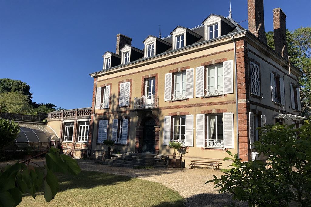 A vendre chez Beguet Associés : Normandie – Rugles (27250), Eure, près de L’Aigle – Manoir de 362 m², 9 chambres, maison d’amis, dépendances et parc