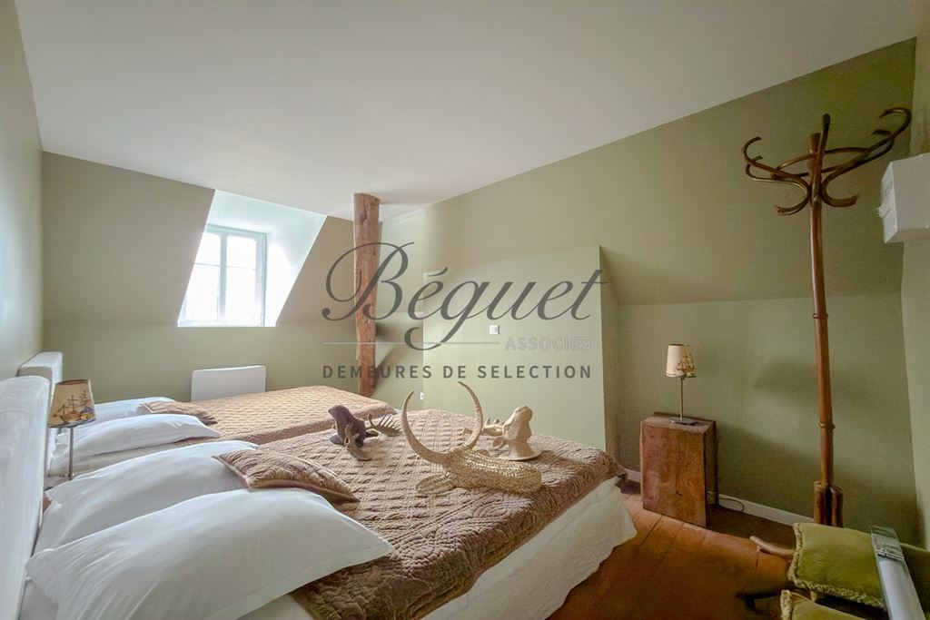 A vendre chez Beguet Associés : Normandie – Rugles (27250), Eure, près de L’Aigle – Manoir de 362 m², 9 chambres, maison d’amis, dépendances et parc