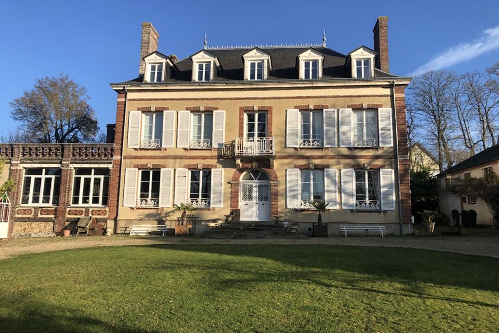 A vendre chez Beguet Associés : Normandie – Rugles (27250), Eure, près de L’Aigle – Manoir de 362 m², 9 chambres, maison d’amis, dépendances et parc