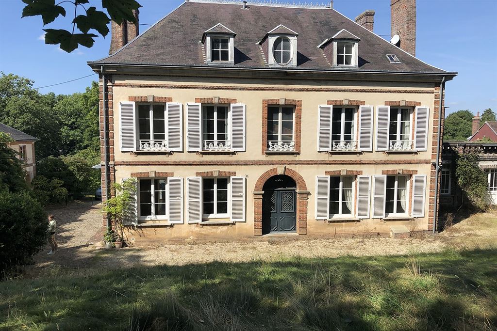 A vendre chez Beguet Associés : Normandie – Rugles (27250), Eure, près de L’Aigle – Manoir de 362 m², 9 chambres, maison d’amis, dépendances et parc