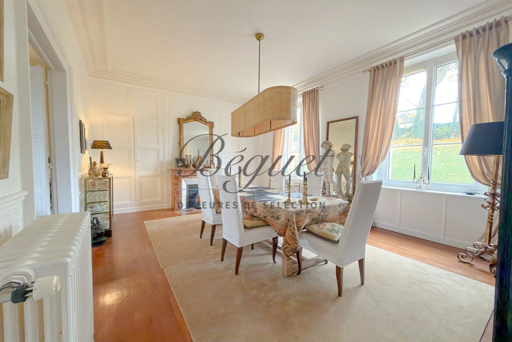 A vendre chez Beguet Associés : Normandie – Rugles (27250), Eure, près de L’Aigle – Manoir de 362 m², 9 chambres, maison d’amis, dépendances et parc