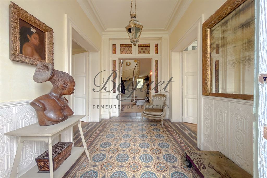 A vendre chez Beguet Associés : Normandie – Rugles (27250), Eure, près de L’Aigle – Manoir de 362 m², 9 chambres, maison d’amis, dépendances et parc