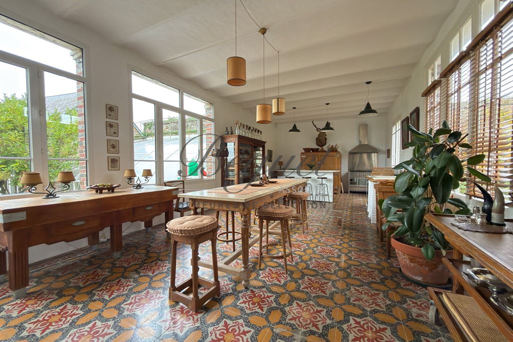 A vendre chez Beguet Associés : Normandie – Rugles (27250), Eure, près de L’Aigle – Manoir de 362 m², 9 chambres, maison d’amis, dépendances et parc