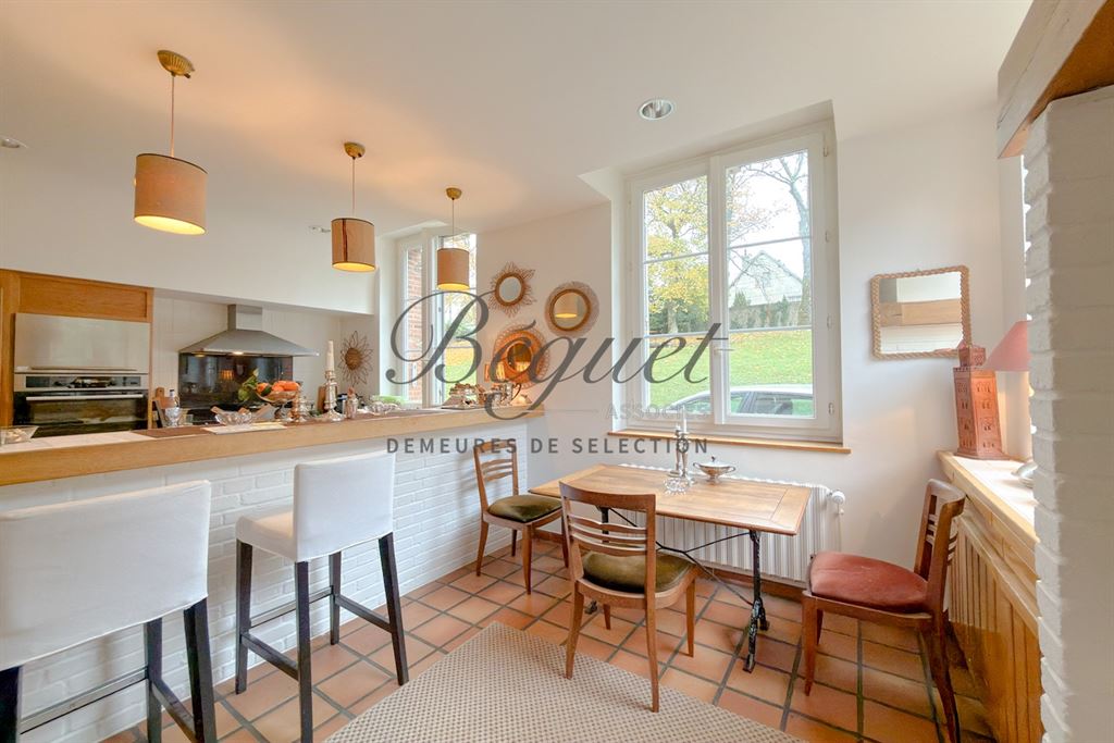 A vendre chez Beguet Associés : Normandie – Rugles (27250), Eure, près de L’Aigle – Manoir de 362 m², 9 chambres, maison d’amis, dépendances et parc
