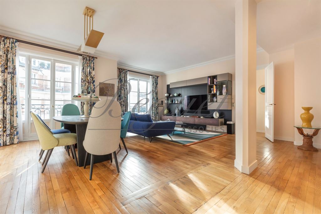 A vendre chez Beguet Associés : Paris XVI - 75016 -  Passy Ranelagh - Appartement 80 m² 2 Chambres - 2 chambres de service
