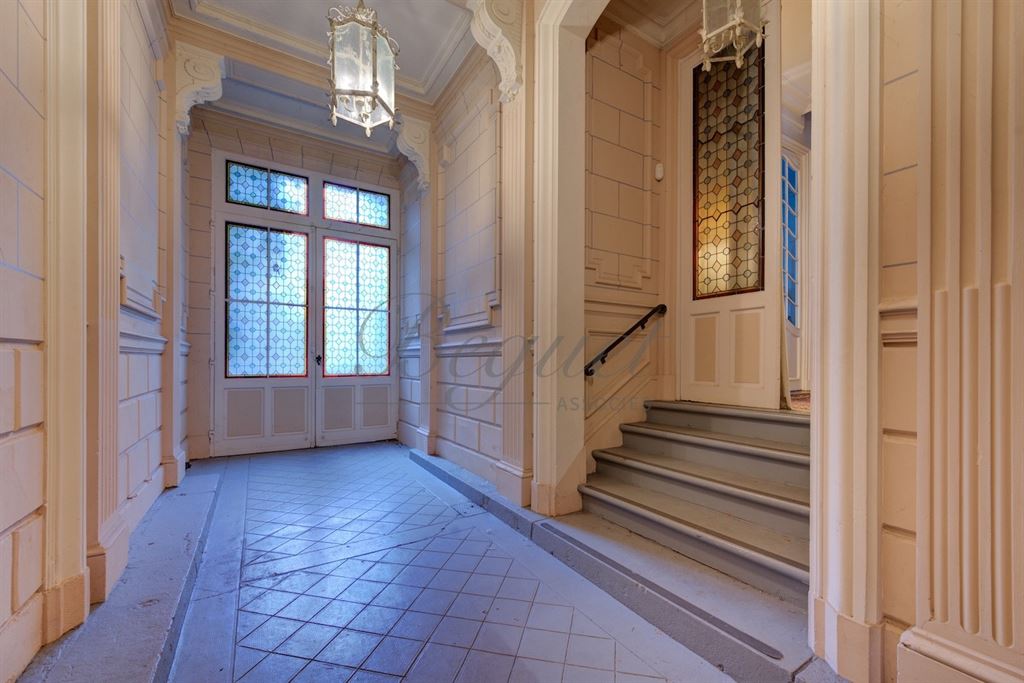 A vendre chez Beguet Associés : Tours - 37000 - Hyper centre - 335 m² - 11 pièces - 5/7 chambres - 1 dépendance - 1 porche d’accueil