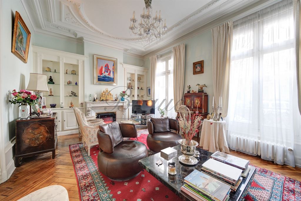 A vendre chez Beguet Associés : Tours - 37000 - Hyper centre - 335 m² - 11 pièces - 5/7 chambres - 1 dépendance - 1 porche d’accueil